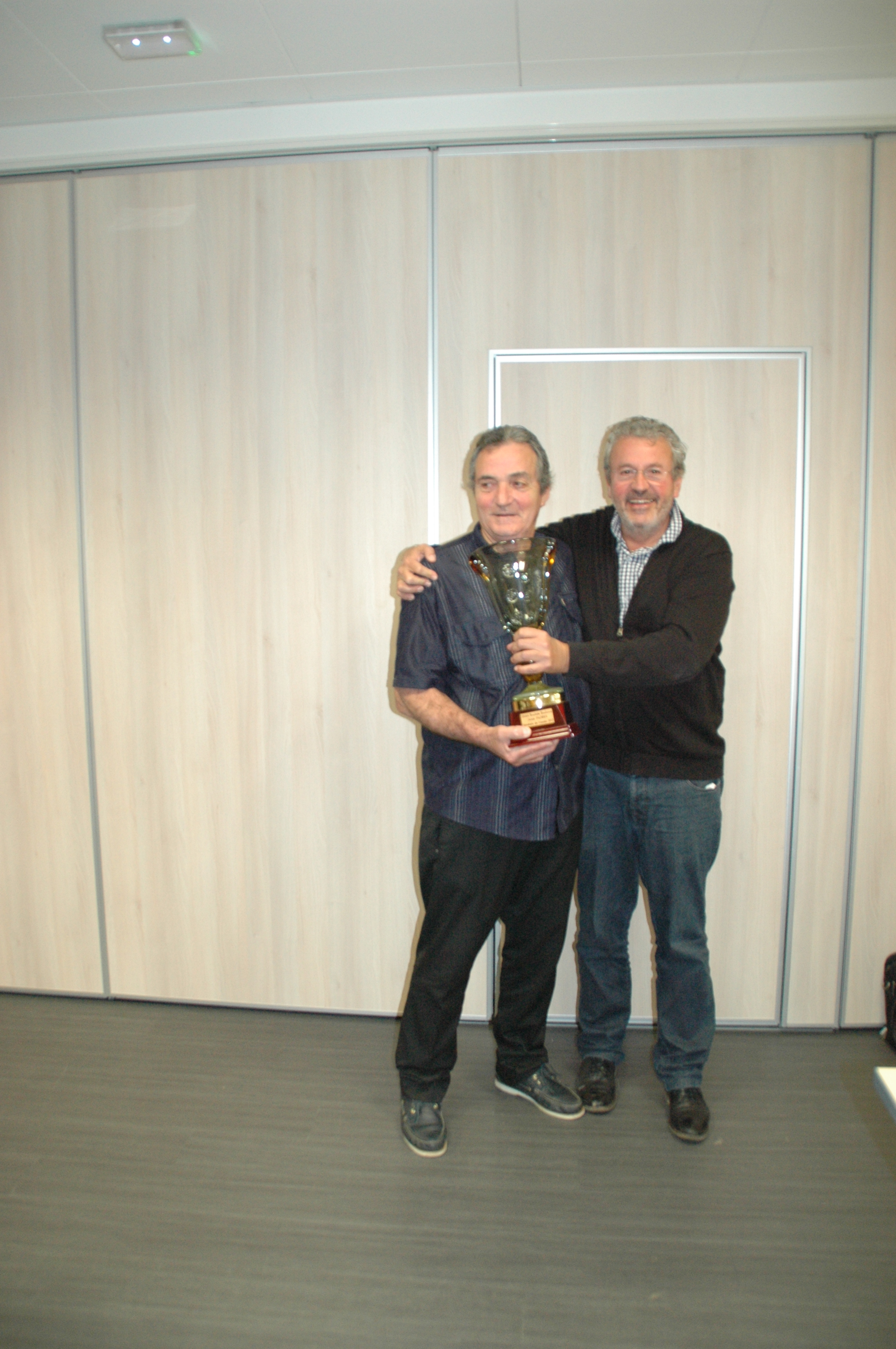 Remise d une recompense au meilleur benevole de l annee 2014 Didier GOURET 