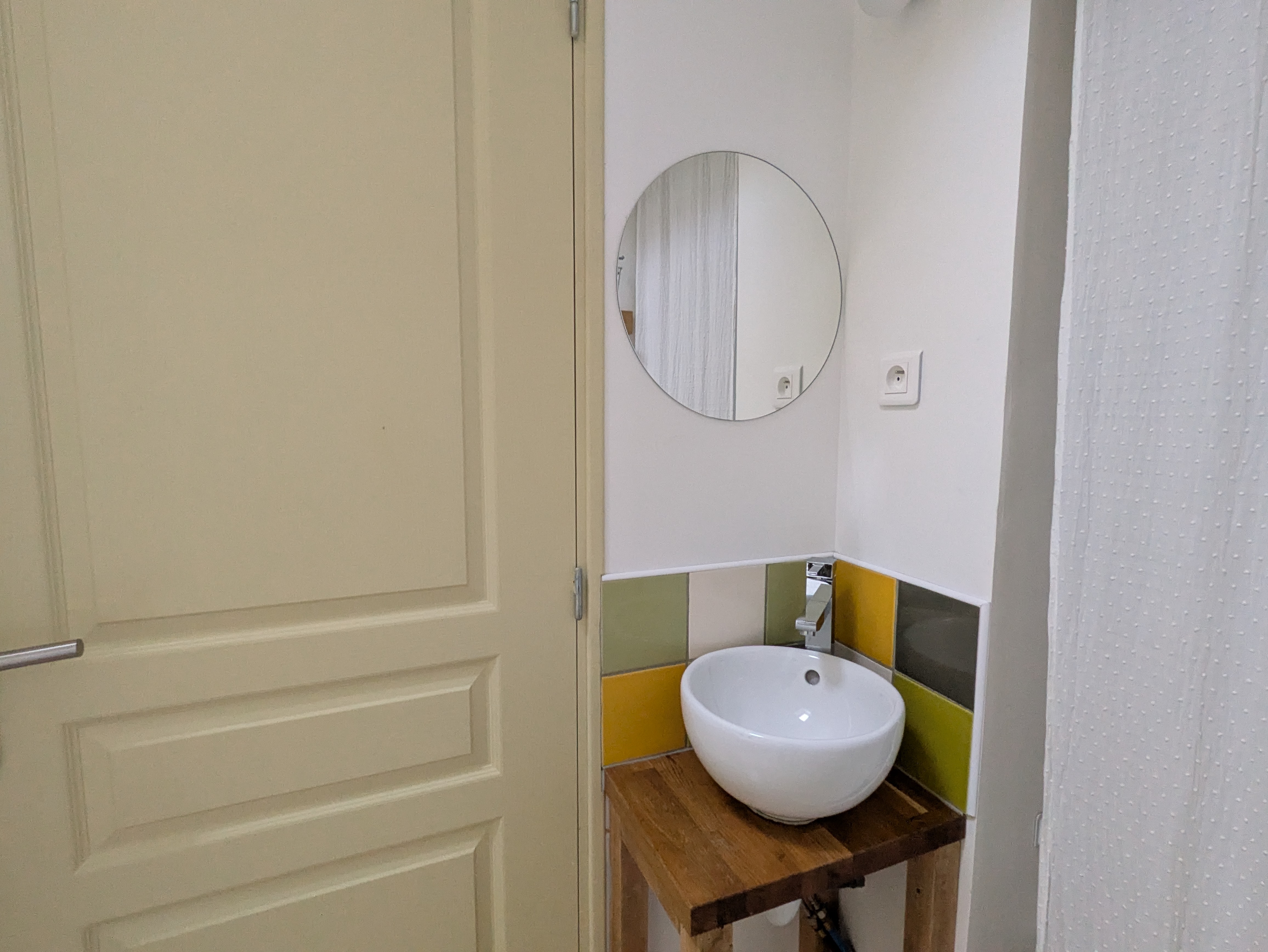 Coin lavabo chambre 2