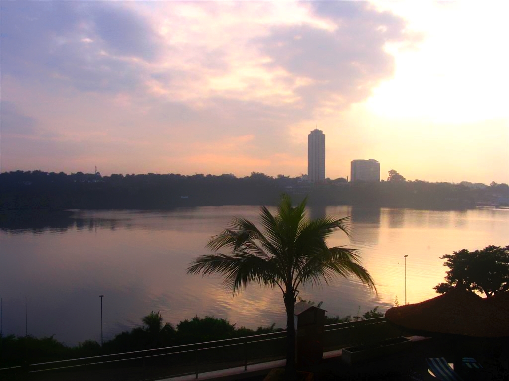 Lagune d Abidjan le soir