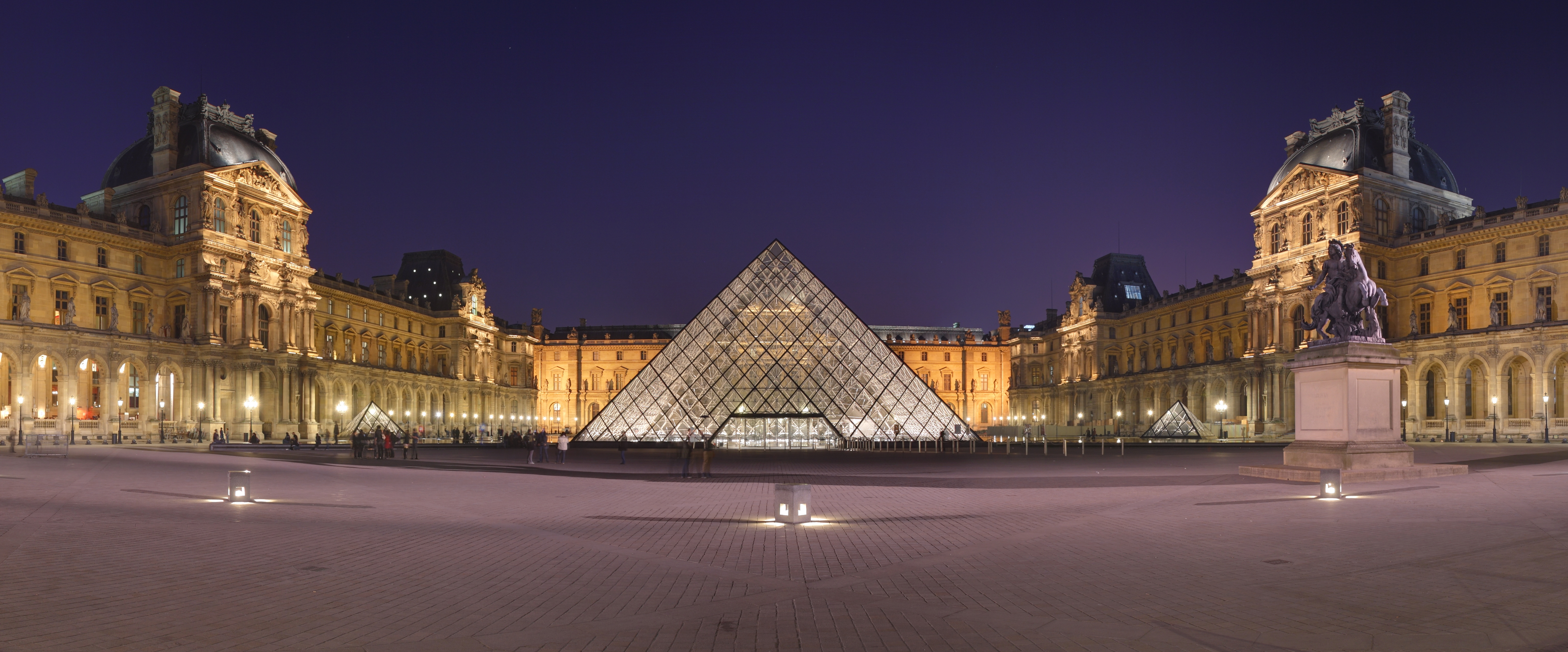 Paris 4 pyramide du Louvre