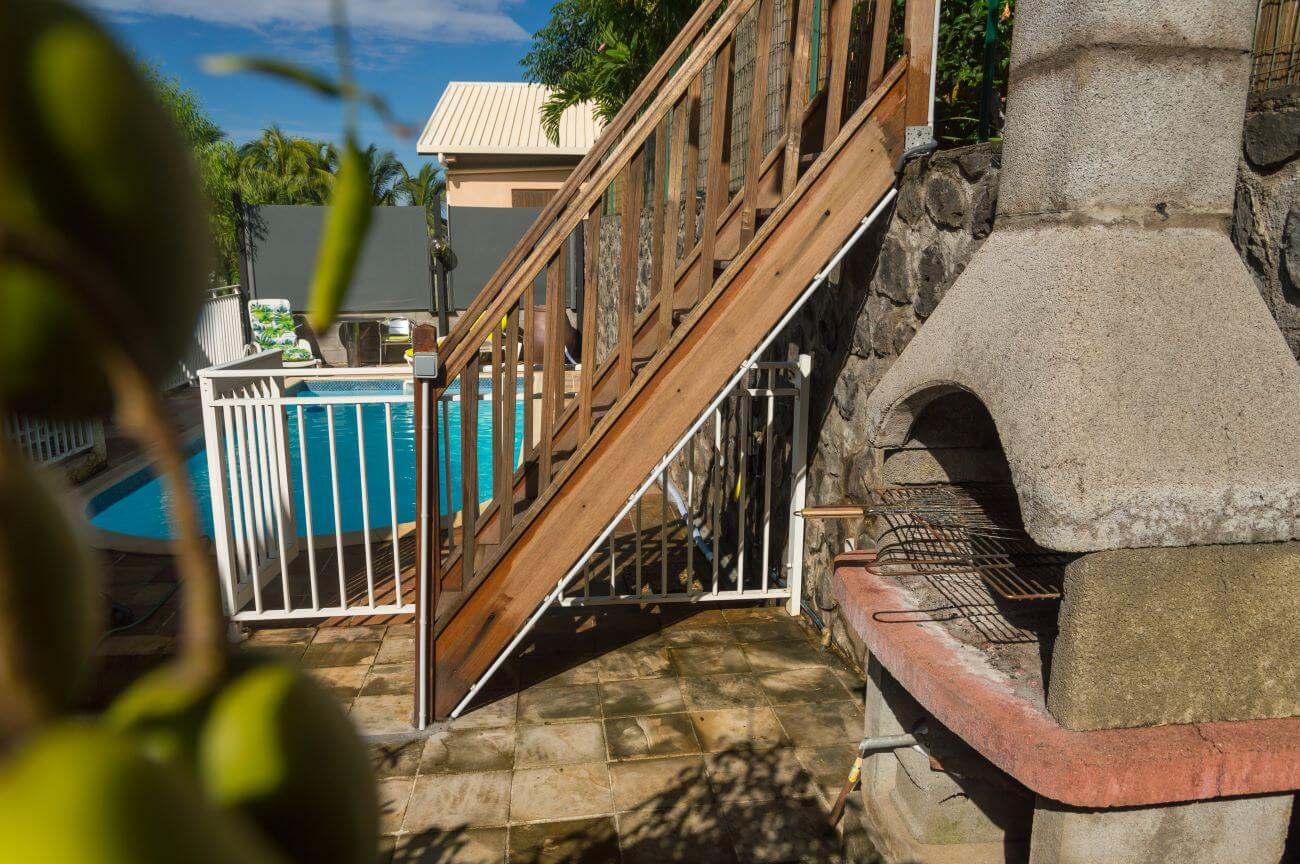 Barbecue au bord de la piscine reunion gite zot case en dur