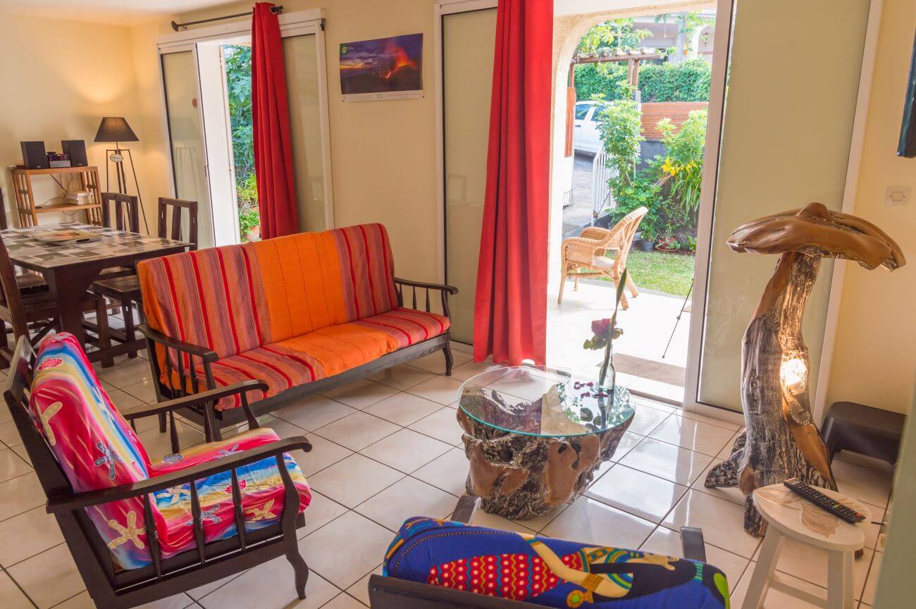 Salon etang sale gite zot case en dur