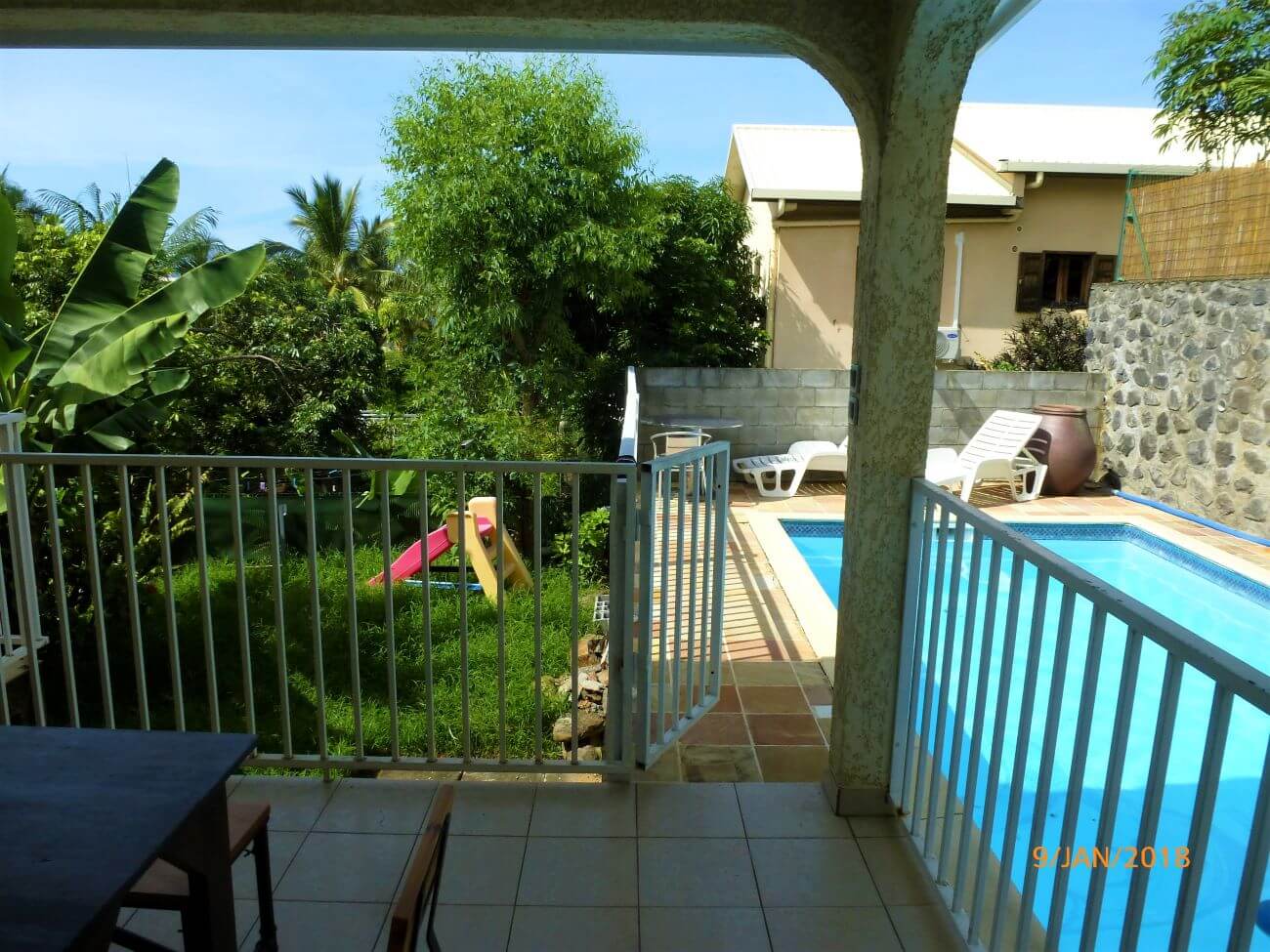 Veranda piscine partagee gite zot case en dur