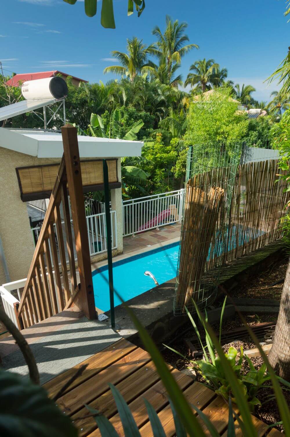 Acces piscine partagee gite zot case en natte